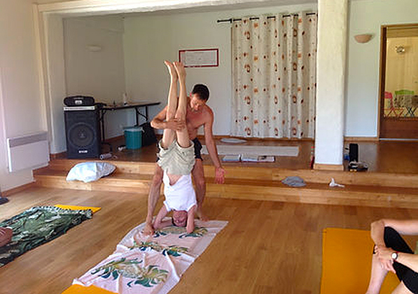 position poirier aidé du moniteur de yoga