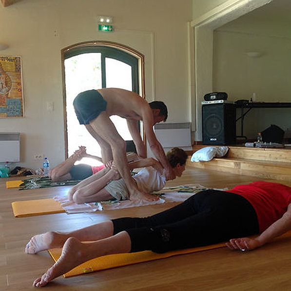 posture assistée par le professeur de yoga
