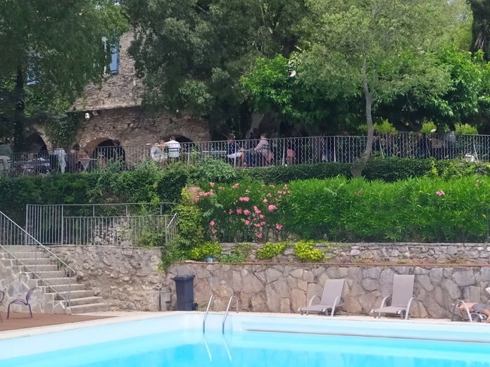 Vue de la terrasse et de la piscine du domaine yoga intégral