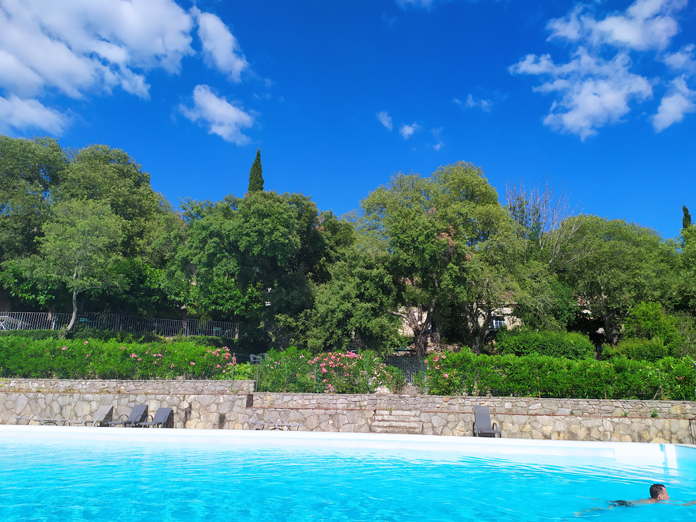 Se détendre dans la piscine après la séance de yoga intégral