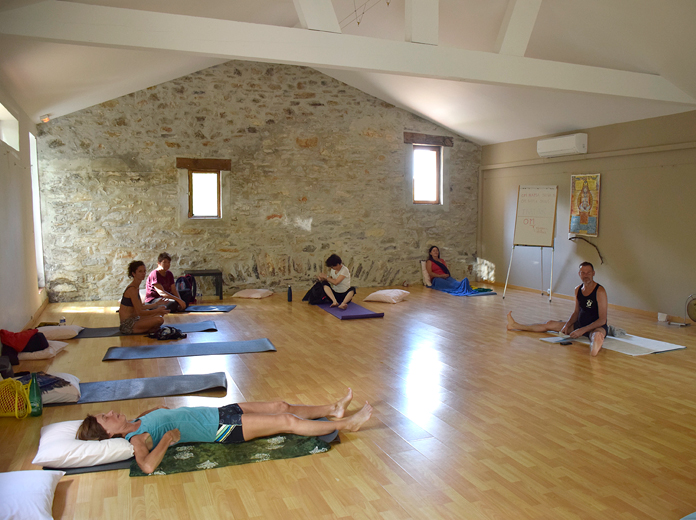 Salle où se déroulent les séances de yoga intégral